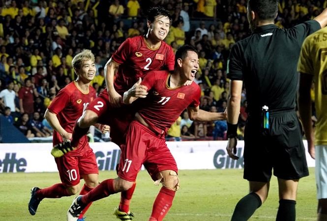 Anh Đức giúp tuyển Việt Nam có cơ hội nâng Cup trên đất Thái. Ảnh: Hữu Phạm.