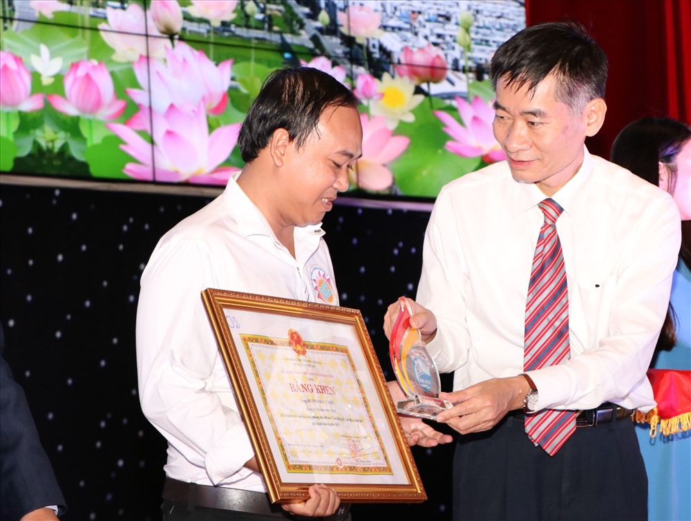 Ông Trần Văn Thuật - PCT Tổng LĐLĐ Việt Nam trao khen thưởng cho lao động giỏi tỉnh Bình Dương.