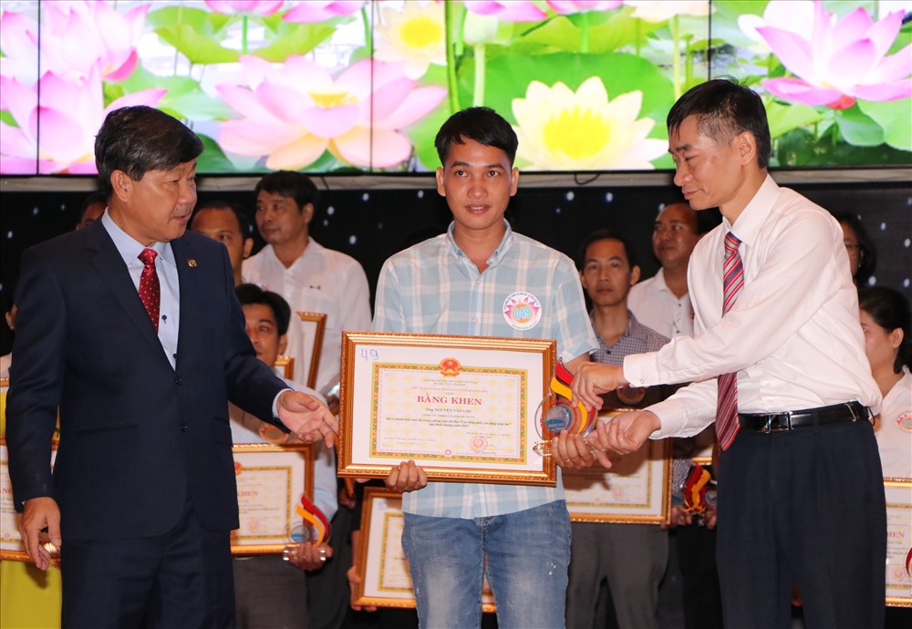 Ông Trần Thanh Liêm - CT UBND tỉnh Bình Dương và ông Trần Văn Thuật - PCT Tổng LĐLĐ Việt Nam trao khên thưởng cho lao động giỏi, sáng tạo.