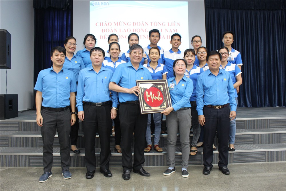 Phó Chủ tịch Tổng LĐLĐVN Trần Thanh Hải thăm, tặng quà cho 1 cơ sở đoàn trong tỉnh Long An.