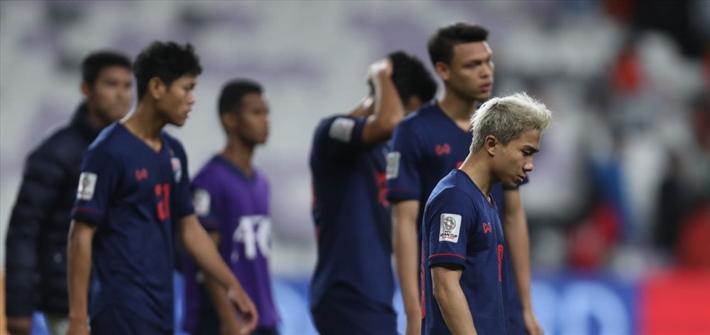 Ngôi sao sáng giá nhất Thái Lan chỉ có thể nhìn đội nhà thua trận qua màn hình TV. Ảnh AFC.