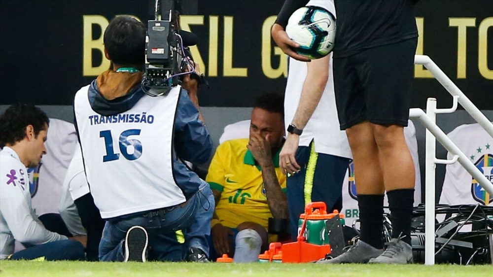 Pha triệt hạ khiến Neymar rời sân. Ảnh: Goal.