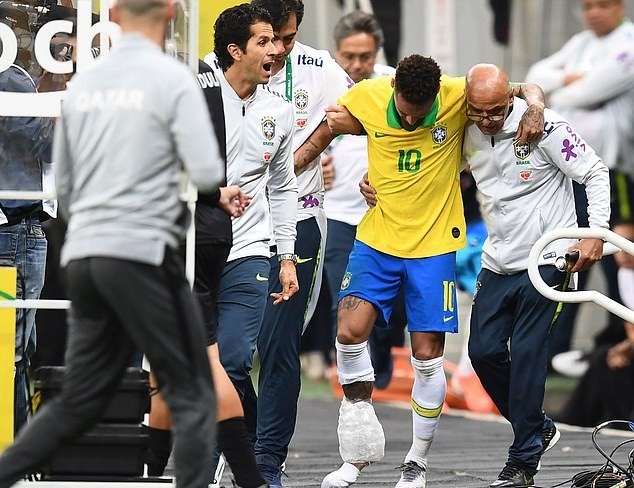 Neymar (áo vàng) rời sân vì chấn thương trong trận giao hữu với Qatar mới đây. Ảnh: Getty Images