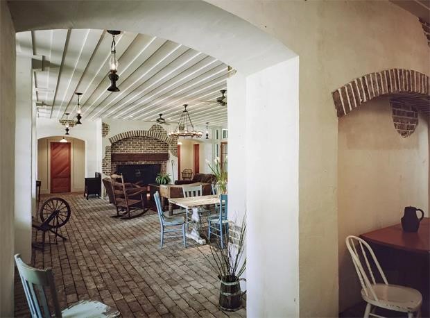 Đồ nội thất bên trong cùng sàn nhà lát đá đem lại cảm giác ấm cúng và hương vị đồng quê Mỹ cho ngôi nhà hóng mát này. Ảnh: Engel & Volkers.