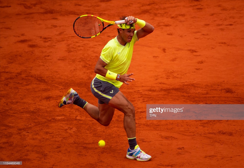Federer bất lực trước những pha điều bóng khó của Nadal. Ảnh: Getty.