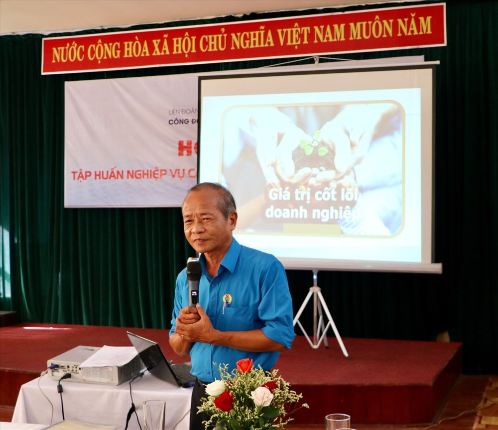 Ông Nguyễn Quang Trung - Phó Trưởng Ban phụ trách Ban Chính sách - Pháp luật LĐLĐ Thừa Thiên - Huế báo cáo tại hội nghị. Ảnh: PĐ.
