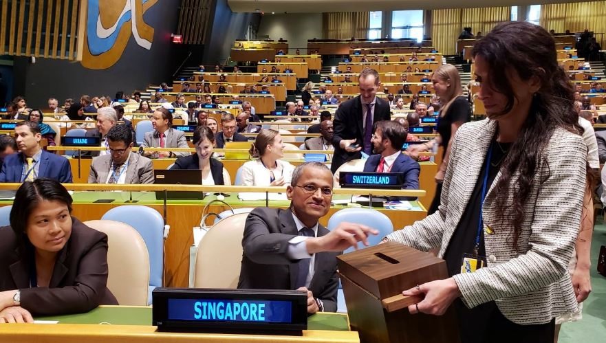Trưởng phái đoàn Singapore tại Liên Hợp Quốc bỏ phiếu. Ảnh chụp màn hình.