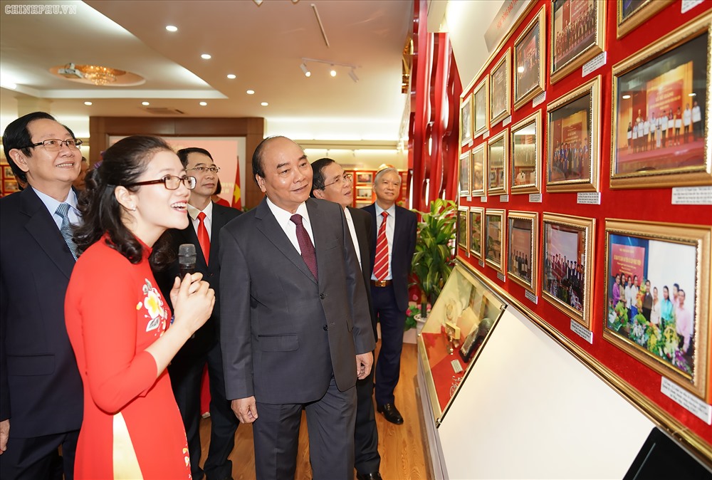 Thủ tướng Nguyễn Xuân Phúc thăm phòng truyền thống của Học viện Hành chính quốc gia. Ảnh Q.H