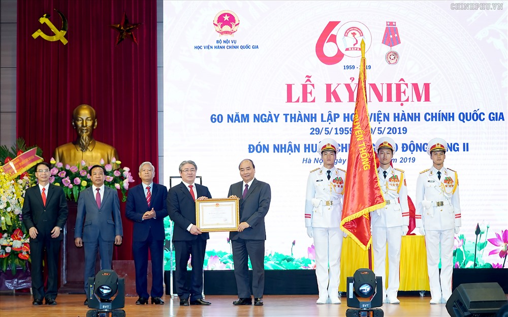 Thủ tướng trao Huân chương Lao động hạng Nhì cho Học viện Hành chính quốc gia. Ảnh: VGP/Quang Hiếu