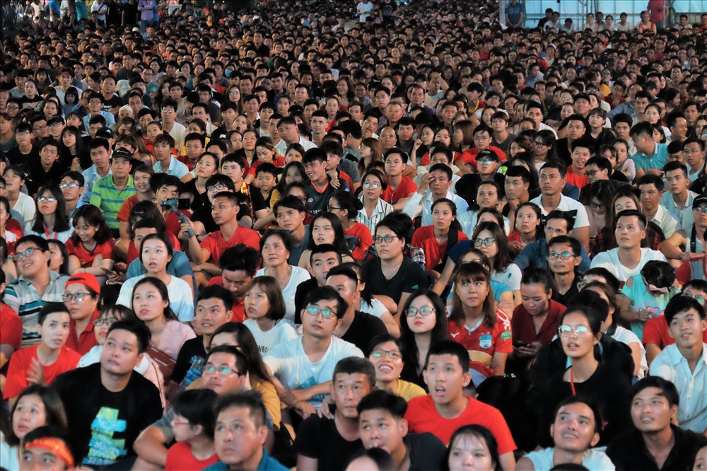 Tối 8.6, hàng ngàn người hâm mộ đã có mặt tại màn hình lớn khu vực phố đi bộ Nguyễn Huệ, TPHCM để dõi theo trận chung kết Việt Nam - Curacao trong khuôn khổ giải King's cup 2019