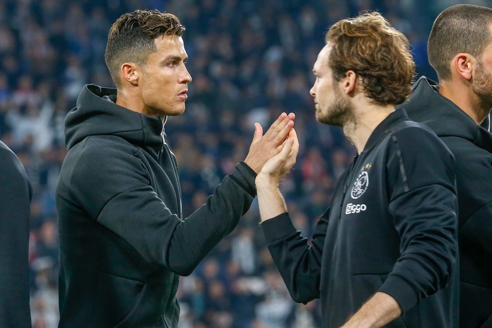 Ronaldo (trái) và Daley Blind trong lần đối đầu tại UEFA Champions League mùa vừa rồi. Ảnh: UEFA