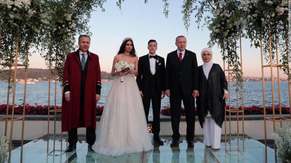 Tổng thống Recep Tayyip Erdogan và phu nhân là người làm chứng cho đám cưới của cầu thủ Ozil. Ảnh: CNN.