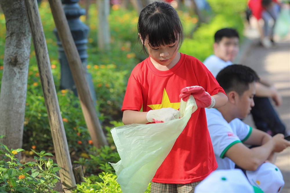 Với mong muốn mọi người hãy cùng chung tay chống rác thải nhựa, tích cực tham gia phân loại, thu hồi, tái chế, tái sử dụng túi ni lông, sản phẩm nhựa sử dụng một lần; các cửa hàng, siêu thị, nhà hàng, khu du lịch, dịch vụ, khách sạn… không sử dụng túi ni lông, sản phẩm nhựa sử dụng một lần; khuyến khích người mua sắm tự mang bao bì, túi đựng sử dụng nhiều lần, sử dụng sản phẩm thân thiện với môi trường.