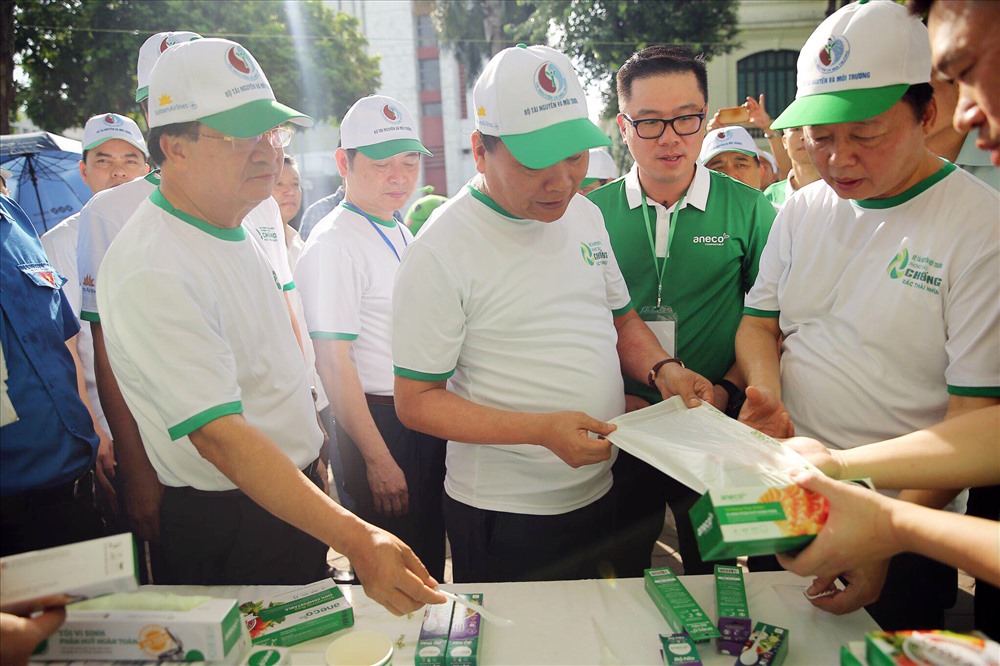 Thủ tướng Chính phủ Nguyễn Xuân Phúc thăm gian hàng các sản phẩm sinh học phân hủy hoàn toàn của Tập đoàn An Phát