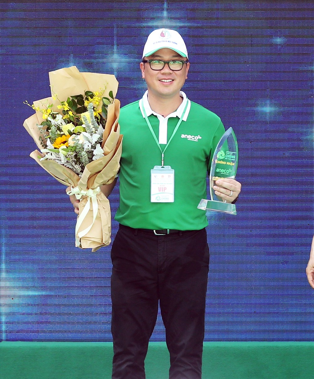Chủ tịch HĐQT tập đoàn An Phát ông Phạm Ánh Dương nhận Biểu trưng chứng nhận Thành viên Liên minh Chống rác thải nhựa