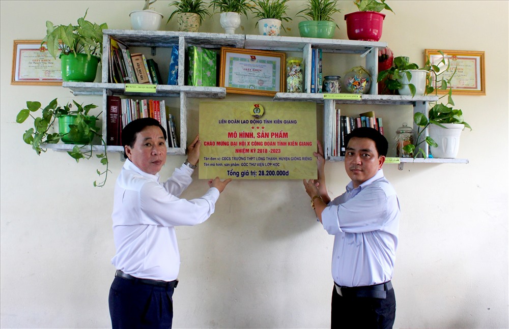 Chủ tịch LĐLĐ Kiên Giang Trần Thanh Việt gắn biển cho công trình Góc thư viện lớp học cho Trường PTTH Long Thạnh (huyện Giồng Riềng). Ảnh: Lục Tùng