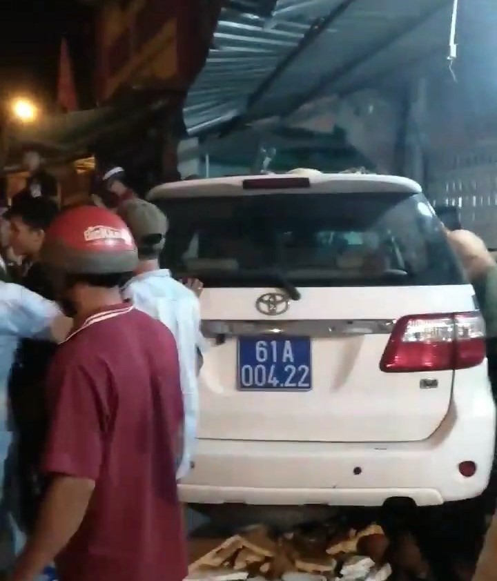Chiếc xe biển số xanh của CSGT trong vụ tai nạn Ảnh: N.Q.P