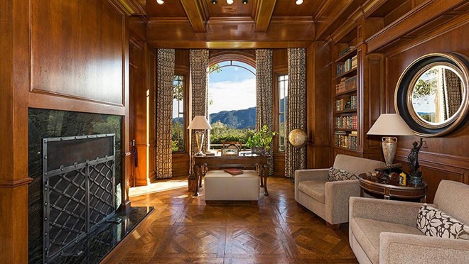 Thư viện được lát đầy gỗ với khung cửa sổ mở ra cảnh sắc dãy núi Santa Monica gần đó.
