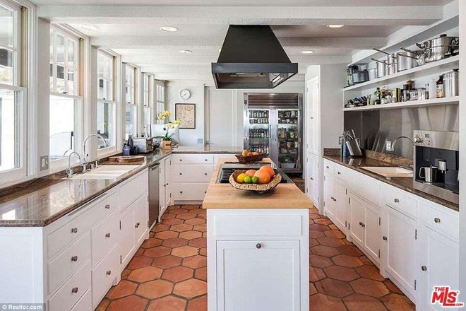 Nhà bếp hiện đại, sang trọng với sàn được lát gạch cùng những trang thiết bị nấu nướng cao cấp.