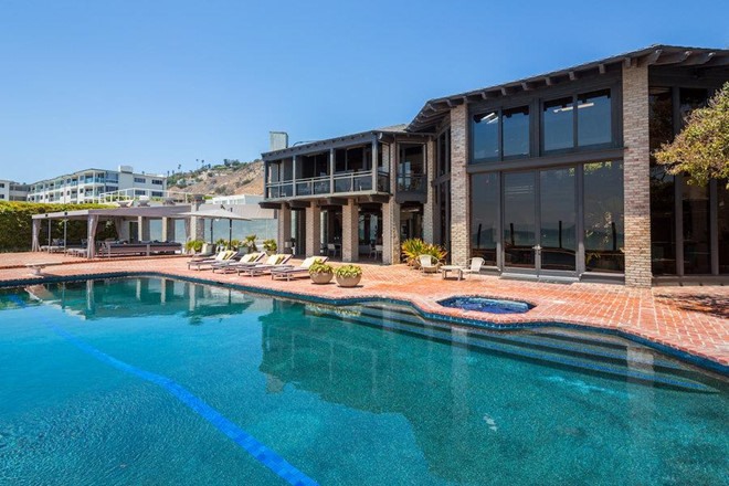 Đây là bất động sản thứ 12 của vị tỷ phú tại khu phố Malibu, tiểu bang California. Biệt thự nằm dọc bãi biển Carbon, nơi được mệnh danh là “bãi biển của những tỷ phú“. Ellison được cho là đã chi hơn 229 triệu USD cho những bất động sản ở khu vực này.