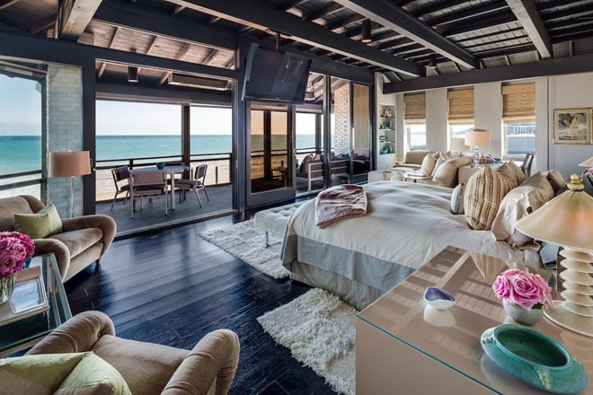 Phòng ngủ chính rộng rãi, thoáng mát có cả khu vực để tiếp khách. Những cánh cửa kính dẫn ra ban công được trang bị mái che để có thể ngồi ngắm khung cảnh đại dương.