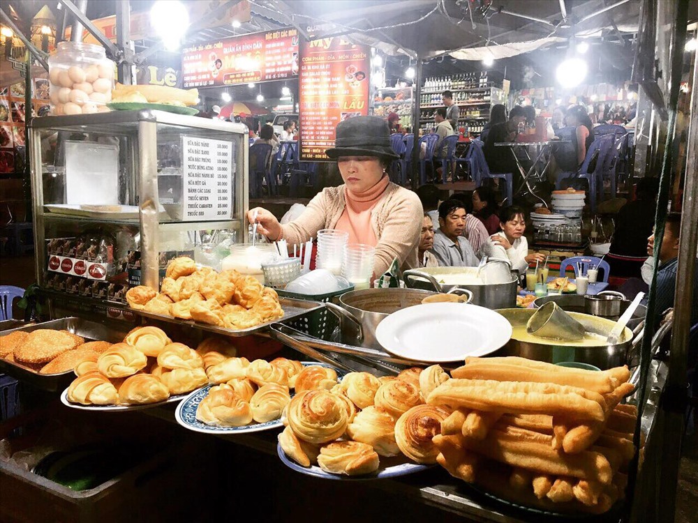 Các loại bánh ngọt: Bánh tiêu, bánh quẩy, bánh su kem, bánh ống,… các loại bánh này đều rất thơm ngon và luôn được lựa chọn để ăn kèm khi uống sữa đậu. Giá cả thì lại rất “hạt dẻ”.