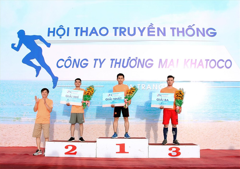 Lãnh đạo Tổng công ty Khánh Việt trao thưởng cho các VĐV đạt giải tại vòng chung kết. Ảnh:K.A