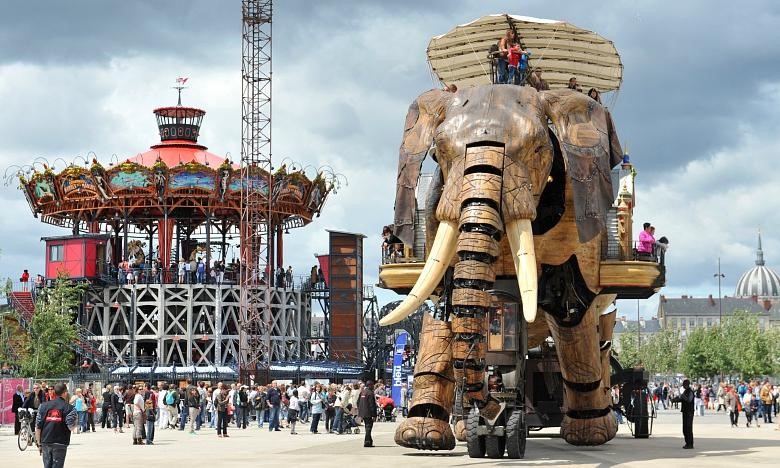 Chú voi máy khổng lồ là phương tiện thăm quan thành phố độc đáo của Nantes.
