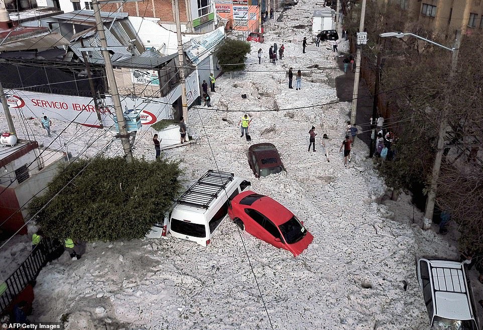 Băng ngập sâu tới 2m sau trận mưa đá lớn bất thường ở Mexico. Ảnh: AFP, EPA.