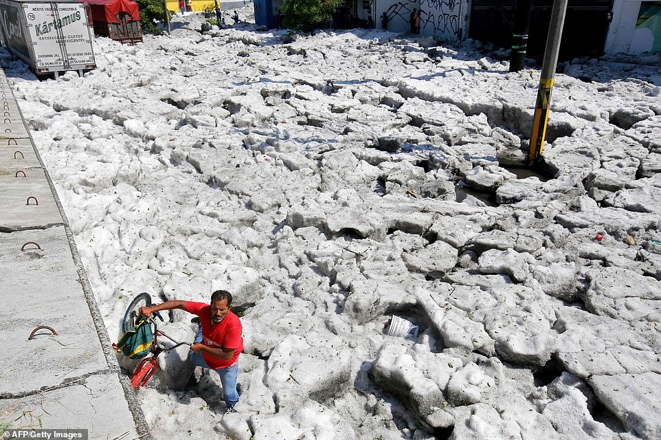 Băng ngập sâu tới 2m sau trận mưa đá lớn bất thường ở Mexico. Ảnh: AFP, EPA.