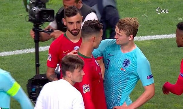Ronaldo và De Ligt nói chuyện với nhau sau trận đấu ở Nations League. Ảnh: Getty