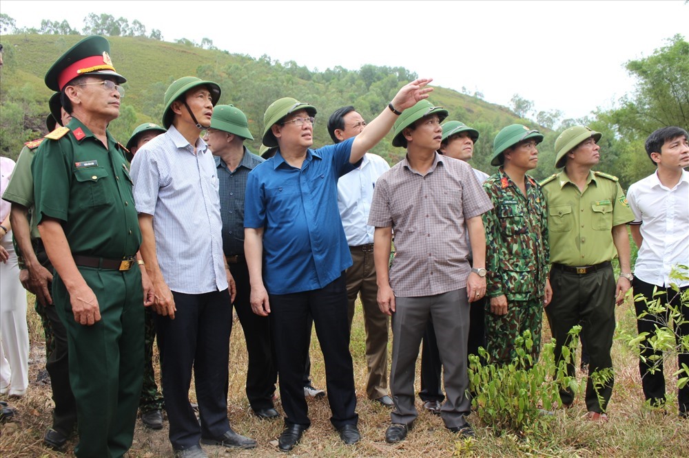Phó Thủ tướng Vương Đình Huệ thị sát điểm cháy rừng tại huyện Đức Thọ (Hà Tĩnh). Ảnh: A.Đ