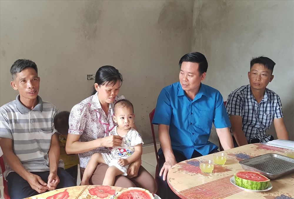 Đồng chí Dương Đức Khanh - Ủy viên BCH Tổng LĐLĐVN, Chủ tịch LĐLĐ tỉnh Ninh Bình thăm hỏi và chúc mừng gia đình chị Ngoan. Ảnh: NT