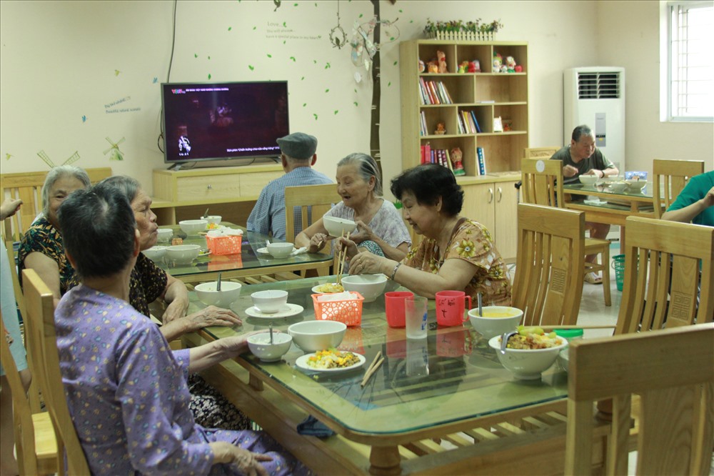 Một bữa ăn cùng nhau của các cụ trong trung tâm dưỡng lão. Ảnh Vương Đông