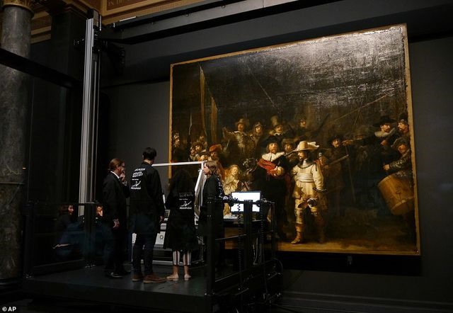Bức vẽ đã trải qua nhiều lần phục chế lớn nhỏ trong suốt những thế kỷ qua. Giờ đây, du khách đến thăm bảo tàng có thể theo dõi quá trình phục chế trực tiếp, những người yêu hội họa có thể theo dõi trên mạng. Ảnh: Daily Mail.