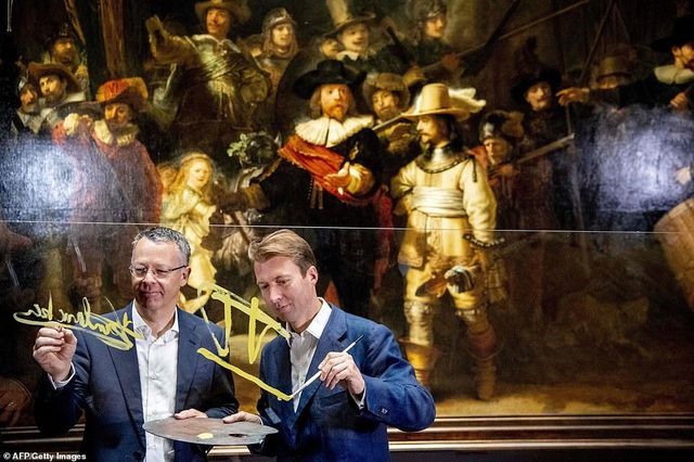 Giám đốc bảo tàng Rijksmuseum - ông Taco Dibbits (phải). Ảnh: Daily Mail.