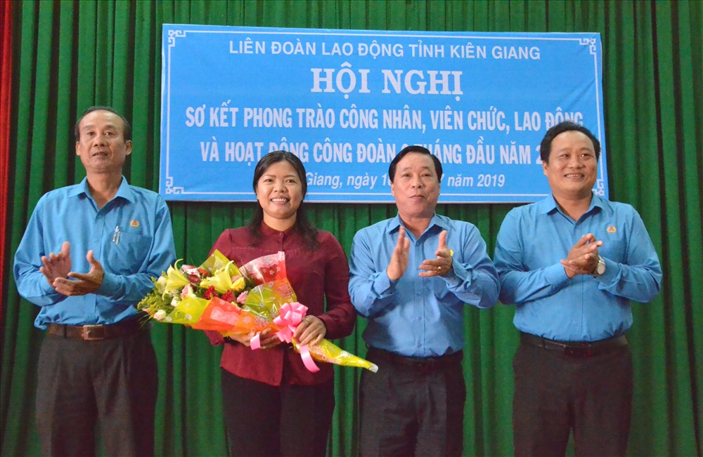 Lãnh đạo LĐLĐ Kiên Giang tặng hoa, chúc mừng bà Nguyễn Thị Hoàn Xuân. Ảnh: Lục Tùng