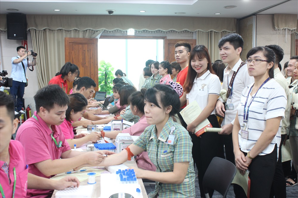Đông đảo nhân viên làm việc tại Samsung tham gia hiến máu tại chương trình.