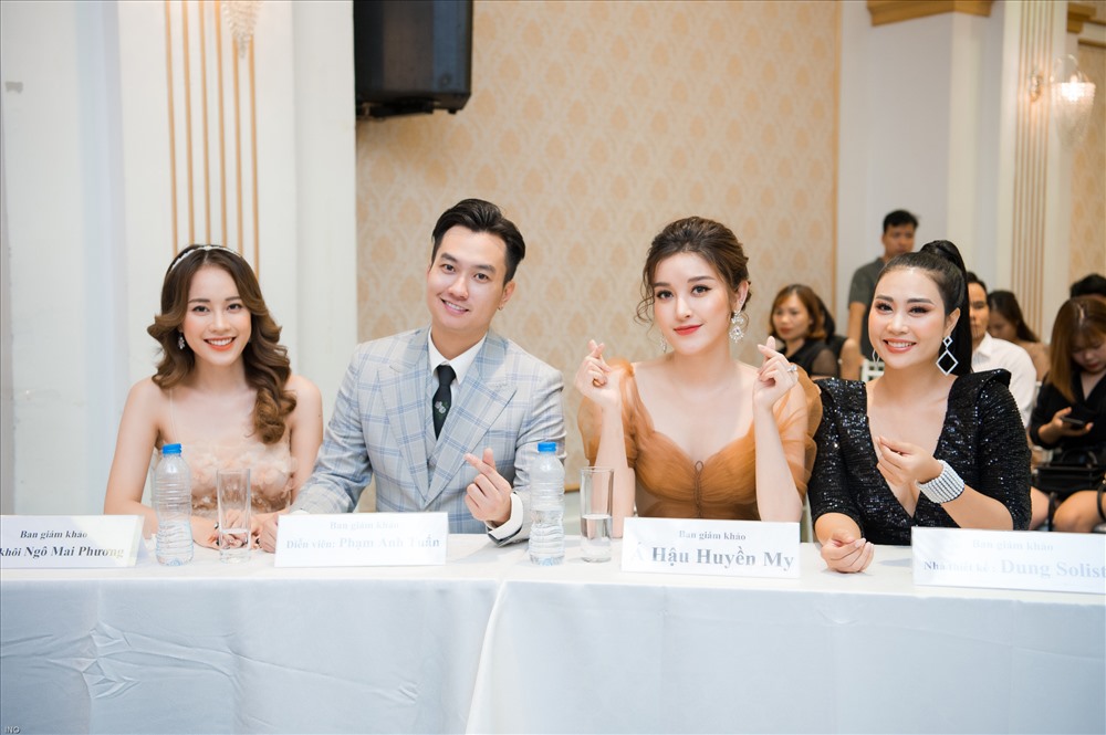Á hậu hội ngộ nam diễn viên Anh Tuấn trong sự kiện được tổ chức tại Hà Nội.