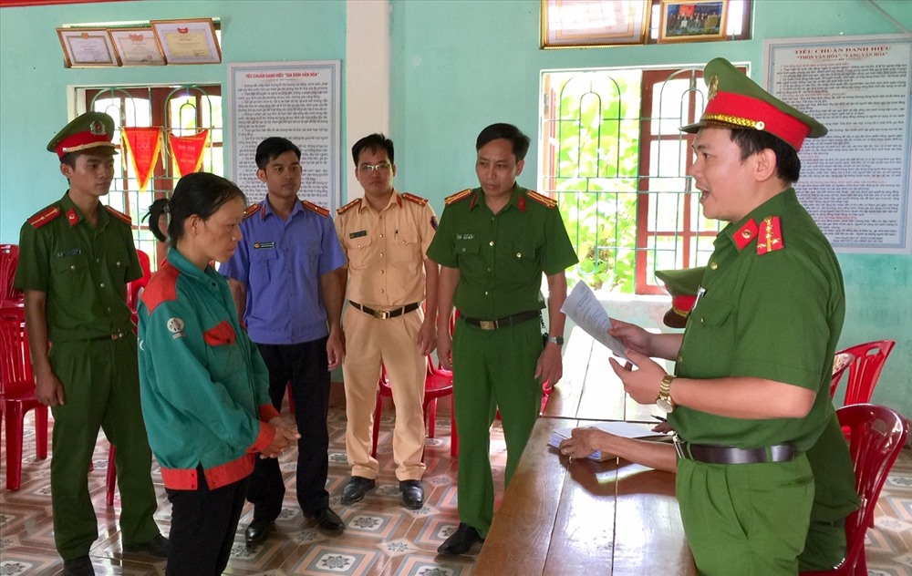 Cơ quan chức nặng đọc lệnh khởi tố đối với Nguyễn Thị Hảo, người gây ra vụ cháy rừng tại huyện Hương Sơn ngày 27.6. Ảnh: Thế Tuấn