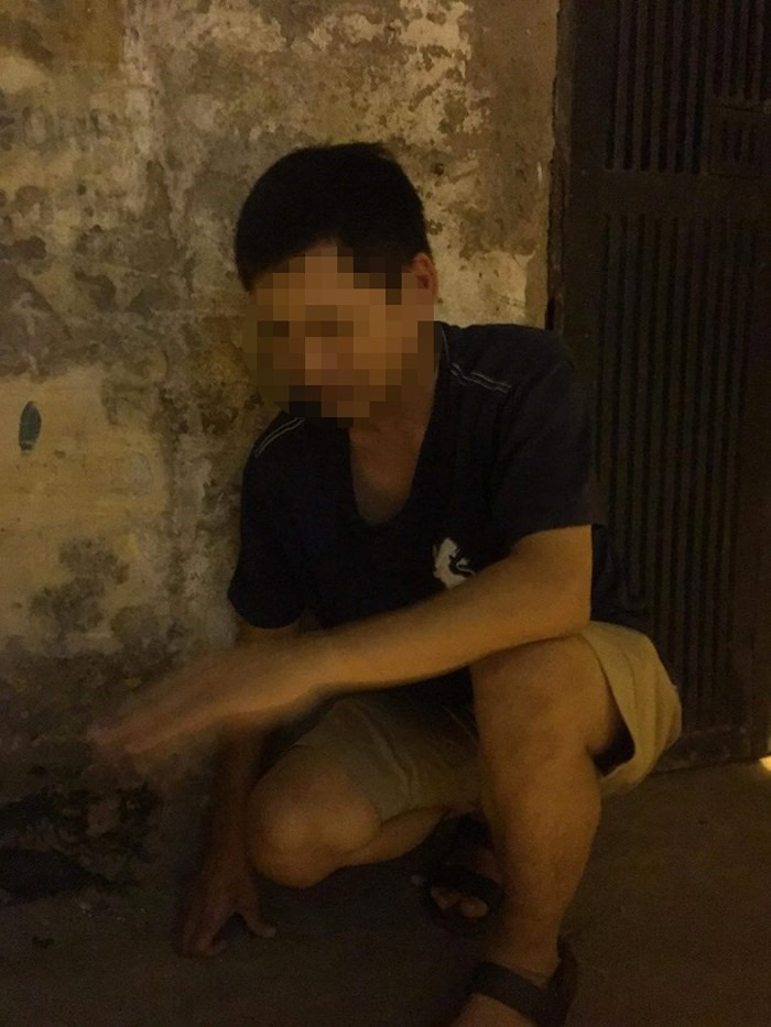 Người đàn ông bị tố cáo có hành vi dâm ô với phụ nữ đã bị giữ lại và bàn giao CAP Quỳnh Mai. Ảnh người dân cung cấp