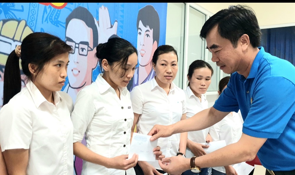 Ông Nguyễn Lương Bình tặng quà cho người lao động nhân Tháng Công nhân năm 2019. Ảnh: Lê Phi Long