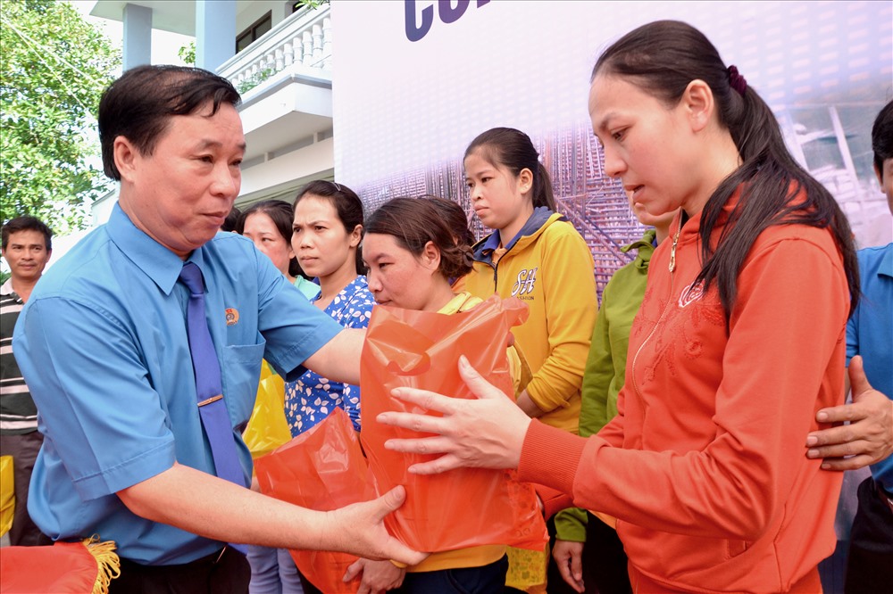 Ông Trần Thanh Việt trao quà Quỹ Tấm lòng vàng Lao động cho CNLĐ tại sự kiện Ngày hội Công nhân. Ảnh: Lục Tùng