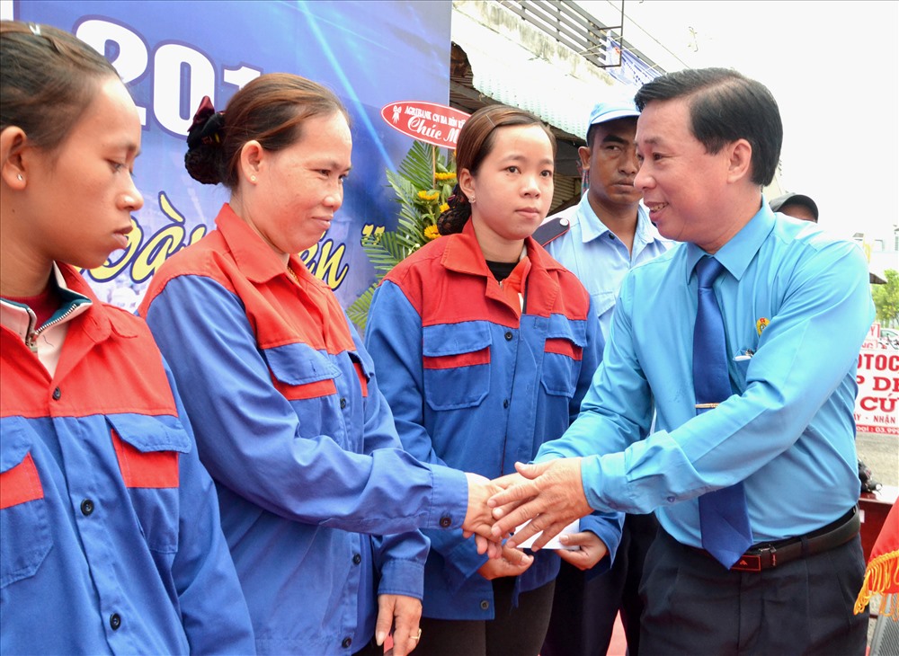 Chủ tịch LĐLĐ Kiên Giang Trần Thanh Việt tặng quà cho CNLĐ tại sự kiện Tháng công nhân. Ảnh: Lục Tùng