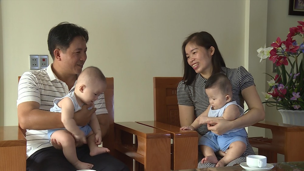 Vợ chồng chị Trần Thị Quế đã nhận được “quả ngọt” trong lần đầu IVF tại IVF Tâm Anh, Hà Nội. Ảnh: TA