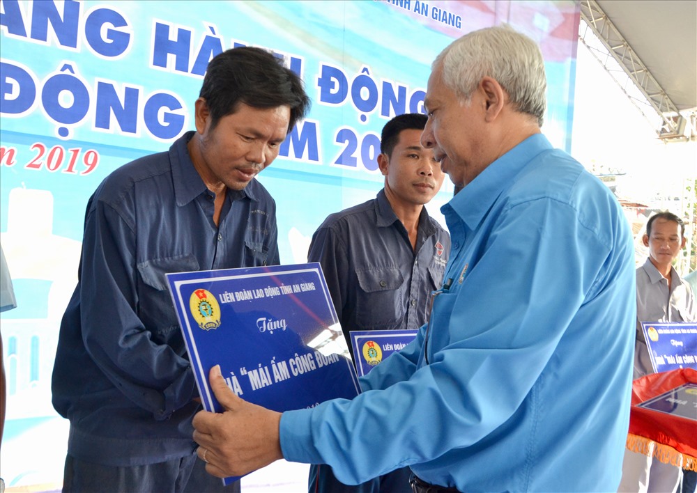 Chủ tịch LĐLĐ An Giang Nguyễn Thiện Phú trao hỗ trợ MÂCĐ cho đoàn viên khó khăn nhà ở trong dịp Tháng Công nhân 2019. Ảnh: Lục Tùng