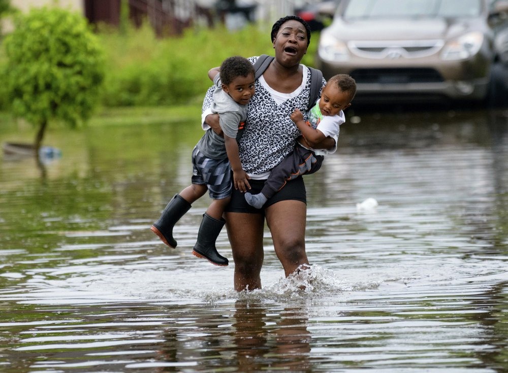 Đường phố ngập nước khi mưa lớn ở New Orleans. Ảnh: AP.