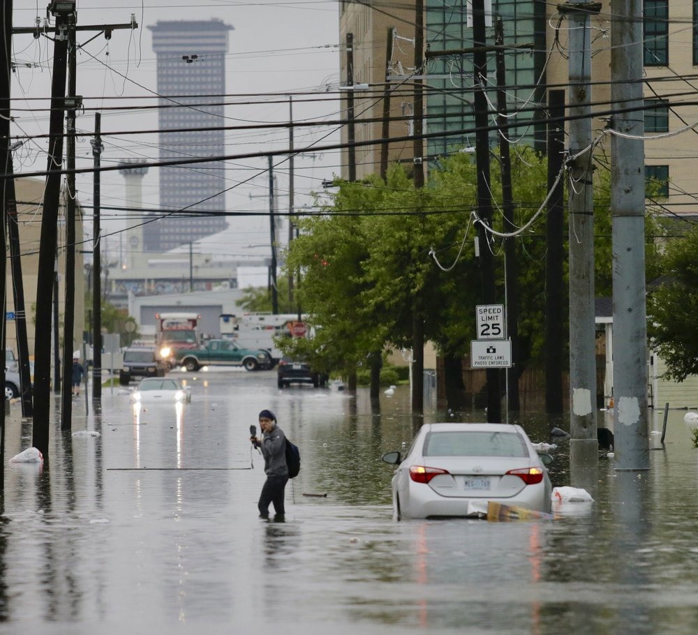 Đường phố ngập nước khi mưa lớn ở New Orleans. Ảnh: AP.