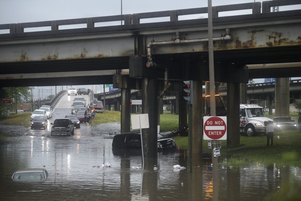 Đường phố ngập nước khi mưa lớn ở New Orleans. Ảnh: AP.