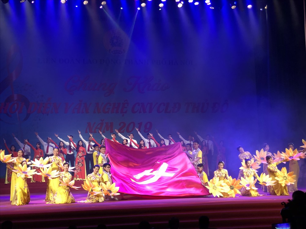 Một tiết mục ca múa hoành tráng của đội LĐLĐ huyện Thanh Trì. Ảnh: H.A